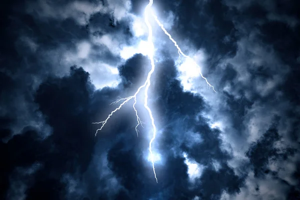 Blitzeinschlag am dunklen wolkenverhangenen Himmel. — Stockfoto