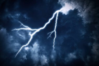 Karanlık bulutlu gökyüzüne yıldırım düştü.