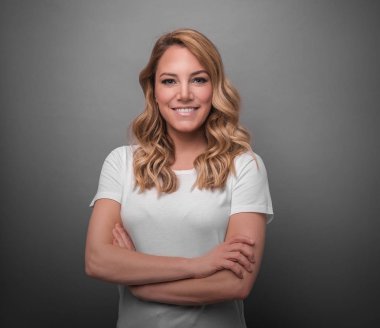 Güzel sarışın gülümsüyor.