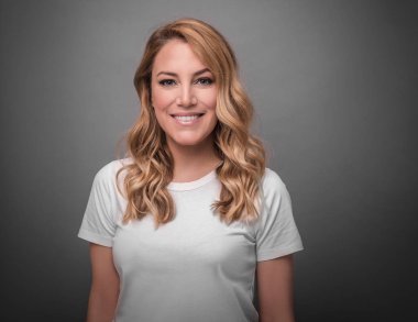 Güzel sarışın gülümsüyor.