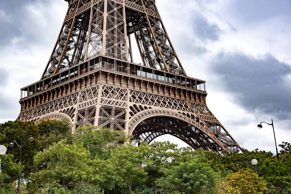 La parte inferior de la Torre Eiffel. París, Francia . — Foto de Stock