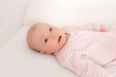 Küçük bebek beyaz bir beşik.