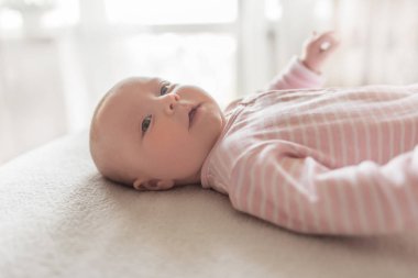 İyi bir ruh hali içinde küçük bir bebek.