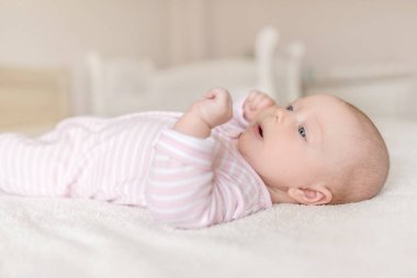 İyi bir ruh hali içinde küçük bir bebek.