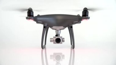 İle DJI indeks işlem Phantom 4 Pro Obsidian Edition ile beyaz arka plan üzerinde çalışma Pervaneleri.