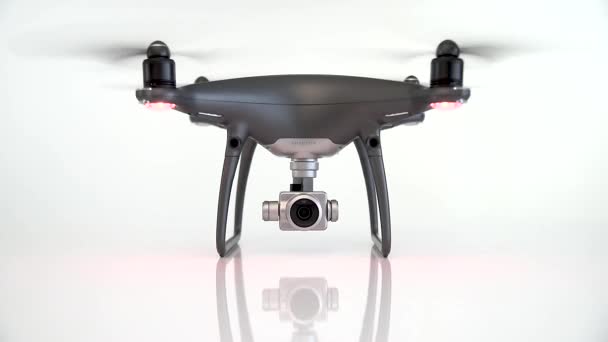 Dji Phantom 4 Pro Edition οψιανού με έλικες εργασίας σε άσπρο φόντο. — Αρχείο Βίντεο