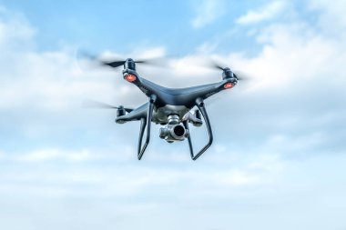 Modern karanlık uçak gökyüzünde.