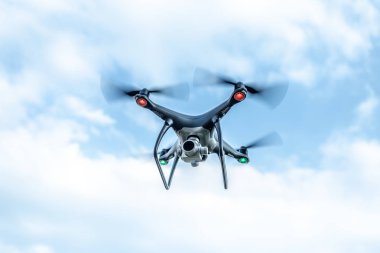 Modern karanlık uçak gökyüzünde.