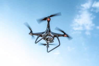 Modern karanlık uçak gökyüzünde.