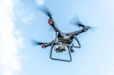 Modern karanlık uçak gökyüzünde.