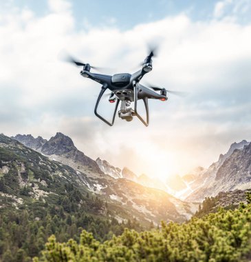 Dağlarda modern uçak uçar.