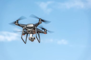 gökyüzünde robot.