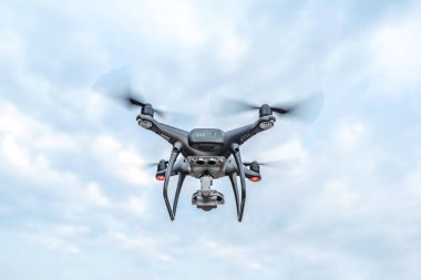 gökyüzünde robot.