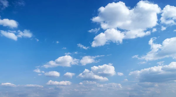 Ciel bleu avec des nuages blancs. — Photo