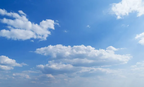 Blauwe lucht met witte wolken. — Stockfoto