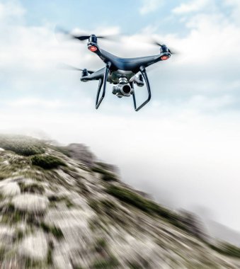 Uçağı dağlarda uçar.