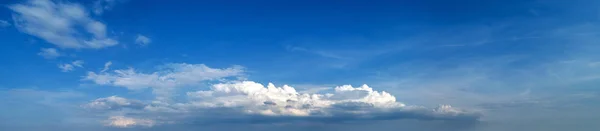 Blå himmel med små moln. Panorama — Stockfoto