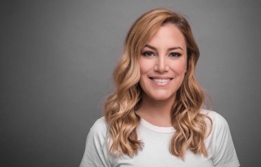 Güzel sarışın gülümsüyor.