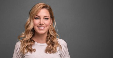 Güzel sarışın gülümsüyor.