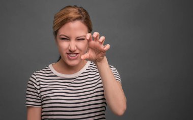 Güzel genç kadın gösteren pençeleri.