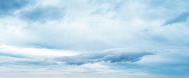 Beyaz bulutlu mavi gökyüzü.