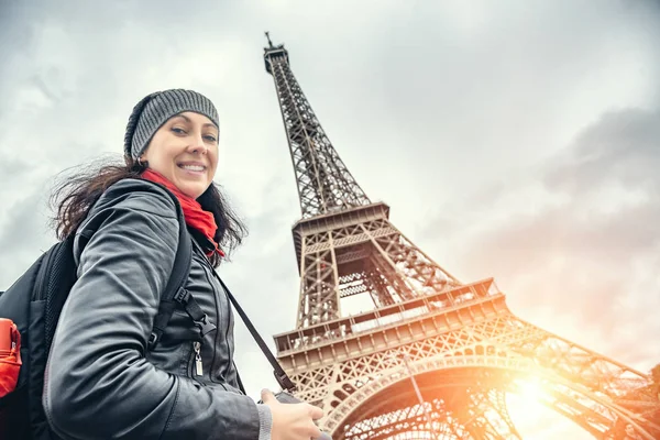 Молодая туристка на фоне Эйфелевой башни в Париже . — стоковое фото