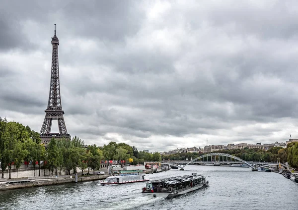 Vista de la Torre Eiffel y el río Senna en París, Francia . — Foto de Stock