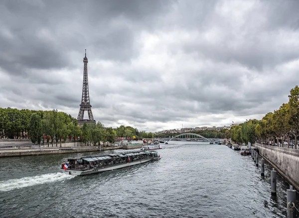 Kilátás az Eiffel-toronyra és a Senna folyóra Párizsban, Franciaországban. — Stock Fotó