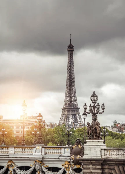 París, Francia en un día nublado . — Foto de Stock