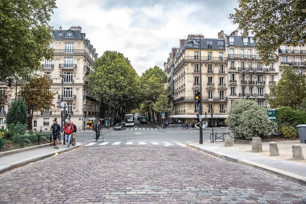 Kilátás az utcára Párizsban, Franciaországban. Párizs az egyik legkedveltebb város a turisták körében. — Stock Fotó