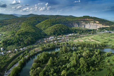 Taş ve kum çıkarma ocağı.