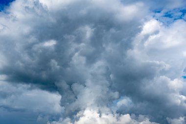 Kontrast dramatik bulutlu gökyüzü.