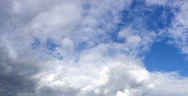 Kontrast dramatik bulutlu gökyüzü.