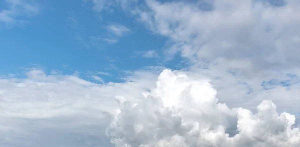 Kontrast dramatischer bewölkter Himmel. — Stockfoto