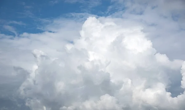 Kontrast dramatisk molnig himmel. — Stockfoto