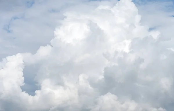Kontrast dramatisk molnig himmel. — Stockfoto