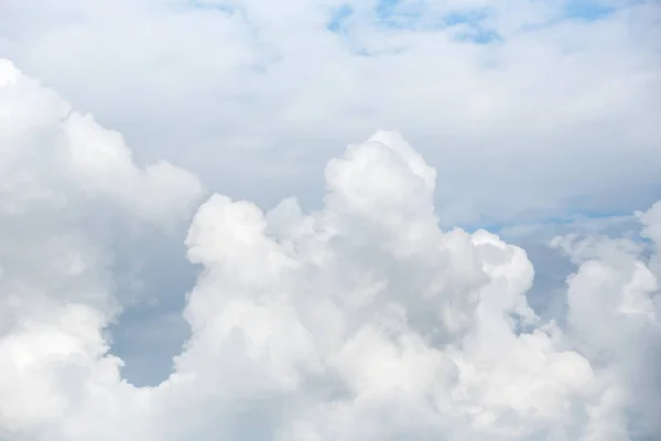 Kontrast dramatischer bewölkter Himmel. — Stockfoto