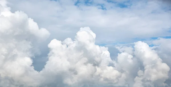 Kontrast dramatisk molnig himmel. — Stockfoto