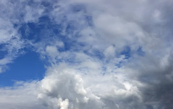 Kontrast dramatisk molnig himmel. — Stockfoto