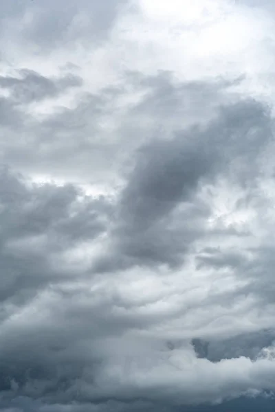 Kontrast dramatisk molnig himmel. — Stockfoto