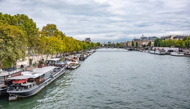 Paris'te Eyfel Kulesi ve Senna Nehri manzarası, Fransa.