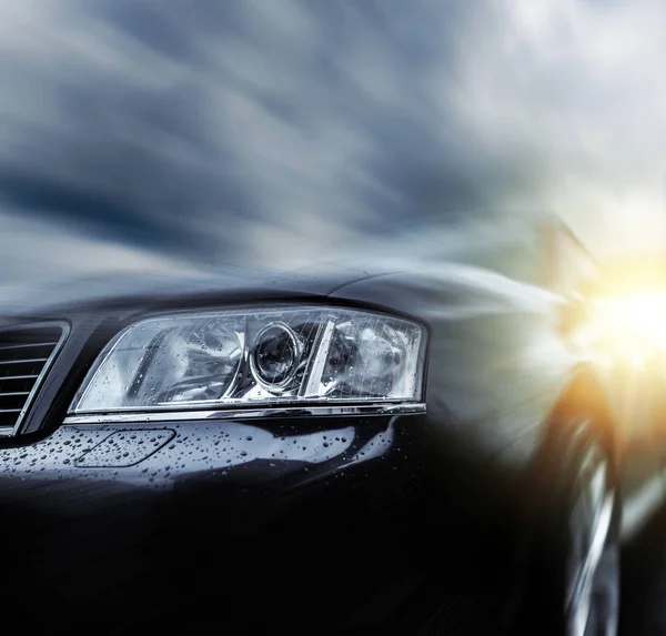 Rychlé automobilové závodění na dálnici za soumraku v paprscích slunce. — Stock fotografie