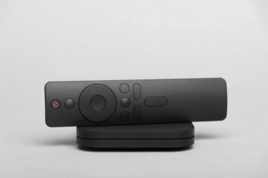 Gri arka planda Dijital Tv.