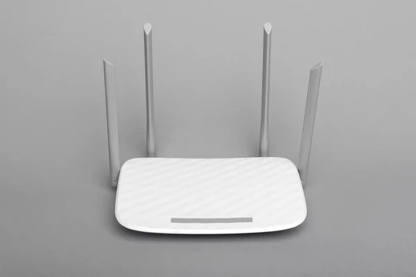 Fehér modern Wi-Fi router négy antennával szürke alapon. — Stock Fotó