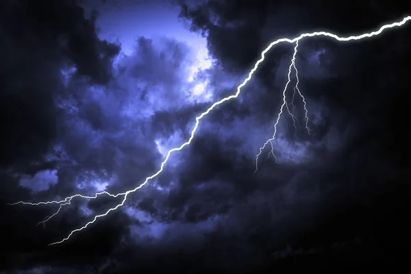 Um relâmpago no céu escuro nublado. — Fotografia de Stock