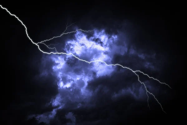 Villámcsapás a sötét felhős égen. — Stock Fotó