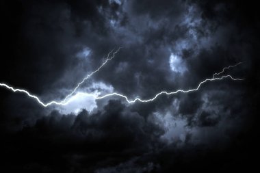 Yıldırım karanlık gökyüzü üzerinde.