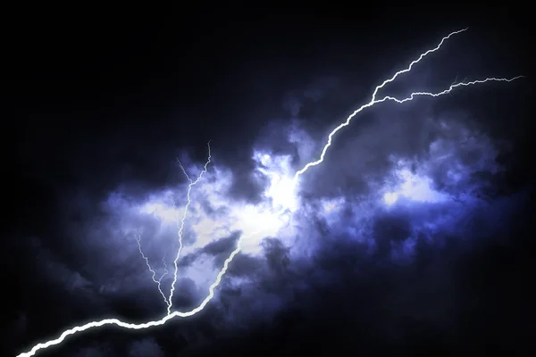 Rayo en el cielo oscuro . —  Fotos de Stock