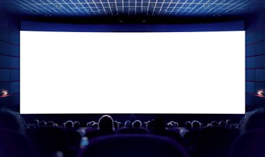 Sinemadaki beyaz ekran ve filmi izleyen seyirci. Sinema.