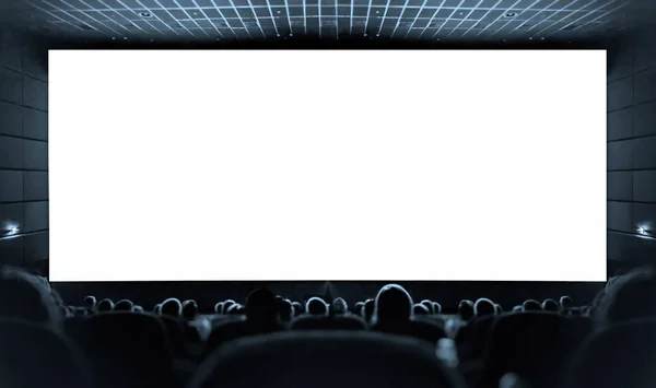 Λευκή οθόνη στον κινηματογράφο και το κοινό που παρακολουθεί την ταινία. Κινηματογράφος. — Φωτογραφία Αρχείου